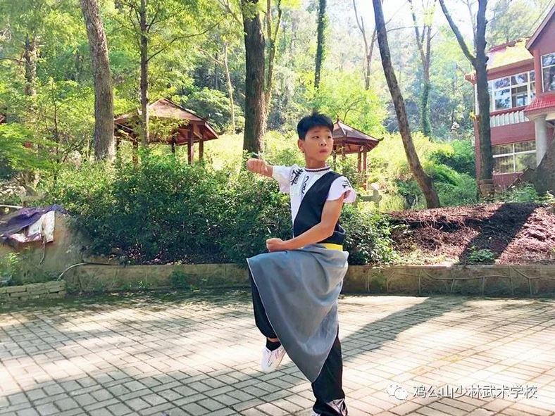 讓孩子吃點(diǎn)苦，受點(diǎn)折磨，是為了他們將來(lái)的人生旅途走得平穩(wěn)舒暢，所做的儲(chǔ)能蓄勢(shì)的準(zhǔn)備讓他們踏入社會(huì)后，在風(fēng)雨中，充分實(shí)現(xiàn)自