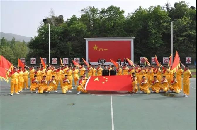 讓孩子吃點(diǎn)苦，受點(diǎn)折磨，是為了他們將來(lái)的人生旅途走得平穩(wěn)舒暢，所做的儲(chǔ)能蓄勢(shì)的準(zhǔn)備讓他們踏入社會(huì)后，在風(fēng)雨中，充分實(shí)現(xiàn)自