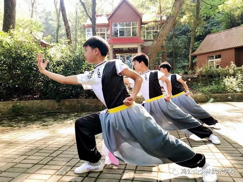 讓孩子吃點(diǎn)苦，受點(diǎn)折磨，是為了他們將來(lái)的人生旅途走得平穩(wěn)舒暢，所做的儲(chǔ)能蓄勢(shì)的準(zhǔn)備讓他們踏入社會(huì)后，在風(fēng)雨中，充分實(shí)現(xiàn)自