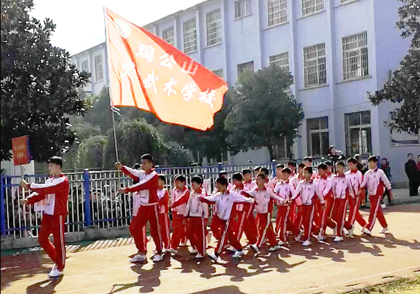 發(fā)展體育事業(yè)，增強人民體質(zhì)。河南信陽雞公山少林武術(shù)學(xué)校2舉行019年秋季田徑運動會