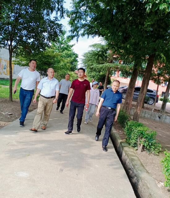 備戰(zhàn)信陽市第六屆全民運(yùn)動(dòng)會(huì)開幕式大型武術(shù)表演 雞公山武校運(yùn)動(dòng)健兒再出發(fā) ——市教體局領(lǐng)導(dǎo)來我校指導(dǎo)六運(yùn)會(huì)備戰(zhàn)工作